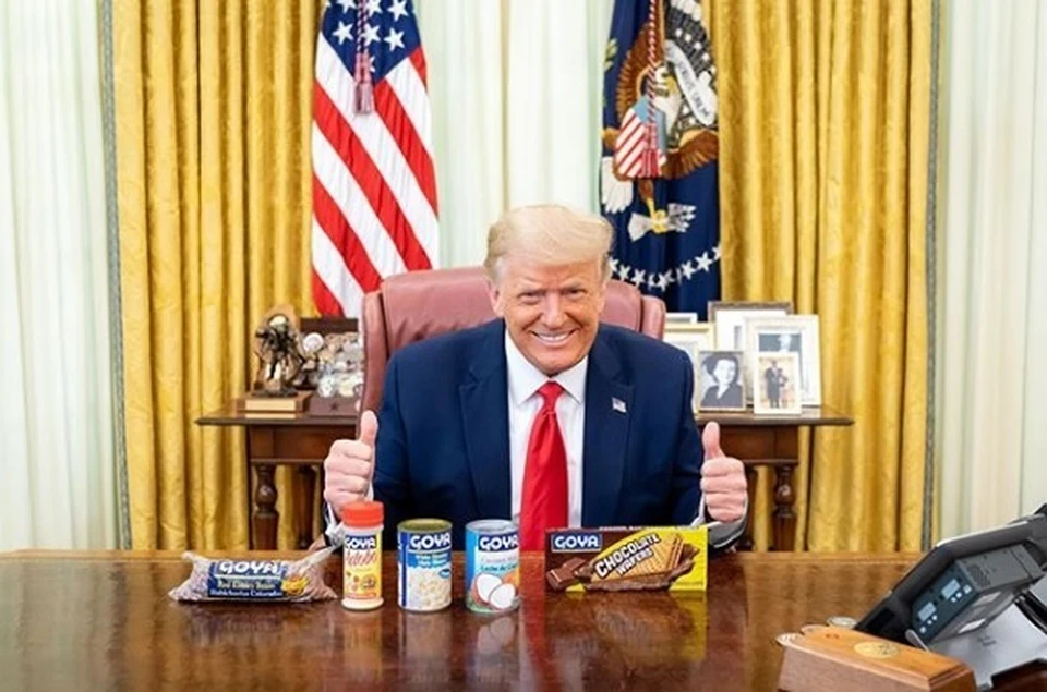 Дональд Трамп сфотографировался с консервами прямо в овальном кабинете