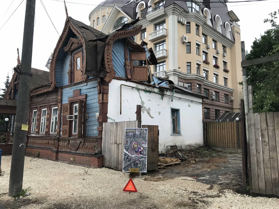 Недавно из-за непогоды этот дом был сильно поврежден упавшим на него вязом.