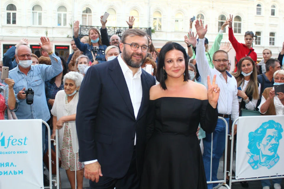 В день торжественного открытия по красной ковровой дорожке фестиваля прошли звезды российского кино