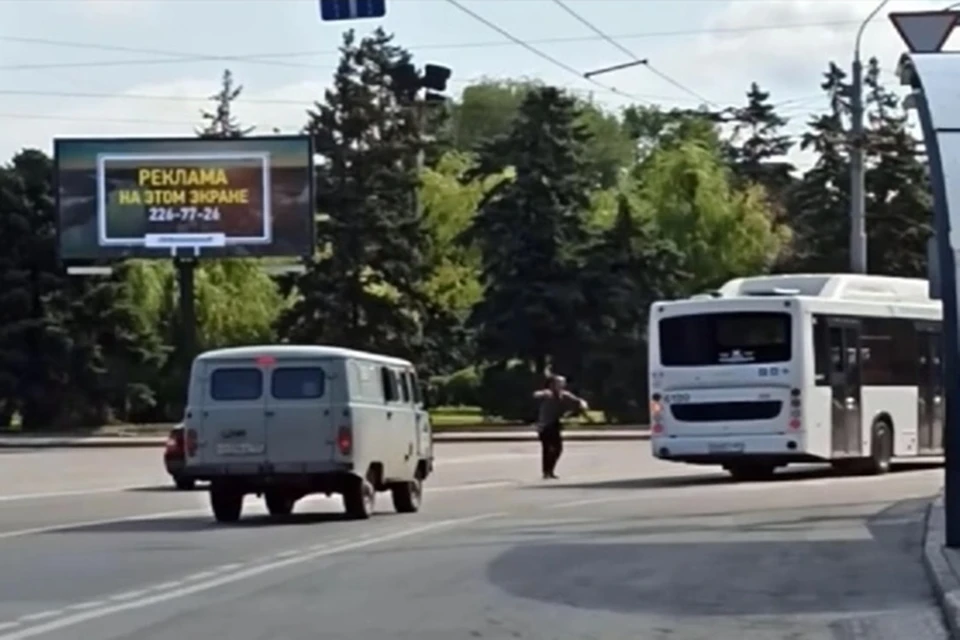Несмотря на оживленное движение транспорта, пешеход не пострадал. Фото: соцсети.