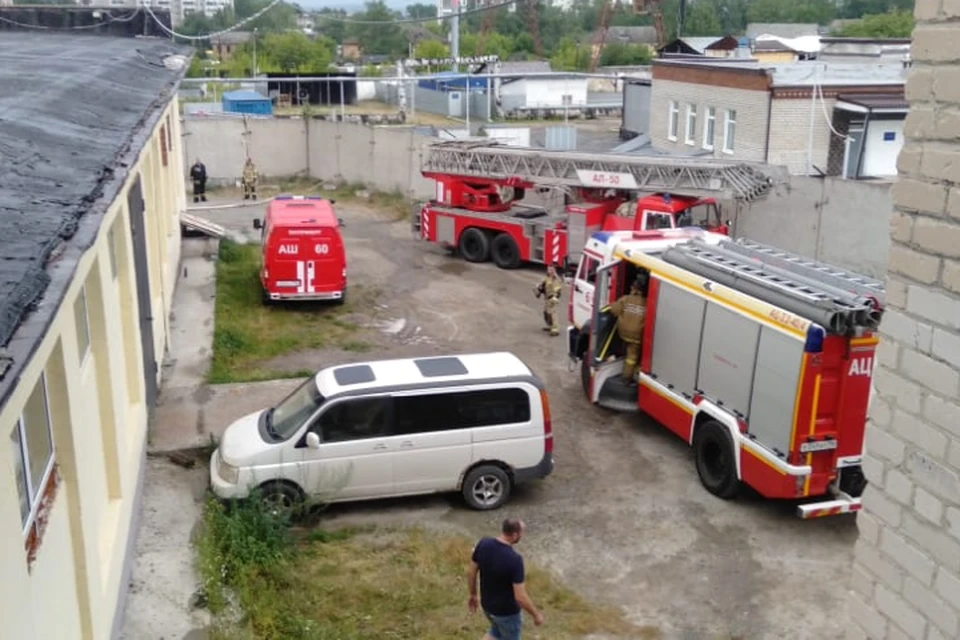 В тушении пожара задействованы 15 единиц техники, 47 человек личного состава. Фото: пресс-служба ГУ МЧС по Свердловской области