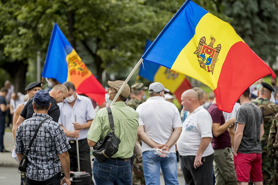 Антиправительственная акция протеста у здания правительства Молдавии в Кишиневе, 16 июля 2020 г. Фото: DUMITRU DORU/ЕРА/ТАСС
