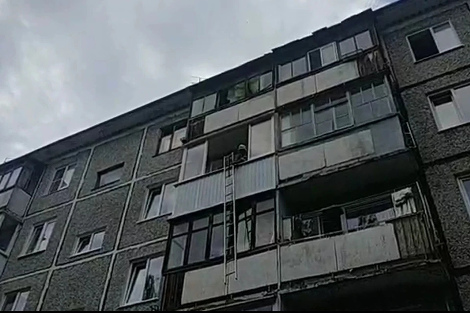 Ребенок оказался заперт в квартире на пятом этаже Фото: vk.com/"ТИА Новости Твери и Тверской области" (скрин видео)