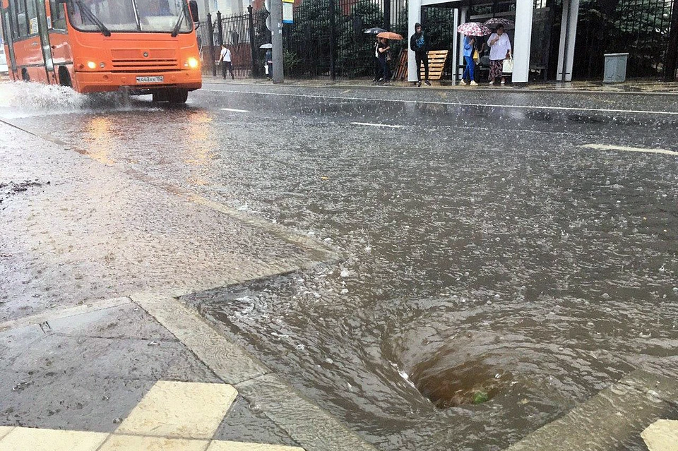 Под водой оказалась часть улицы Октябрьской.