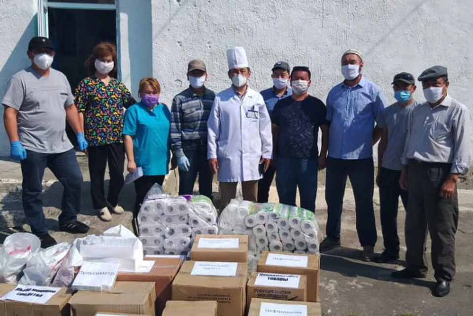 Помощь в виде лекарств и СИЗ передали медикам Балыкчинской городской больницы, которые борются за жизнь пациентов с коронавирусом.