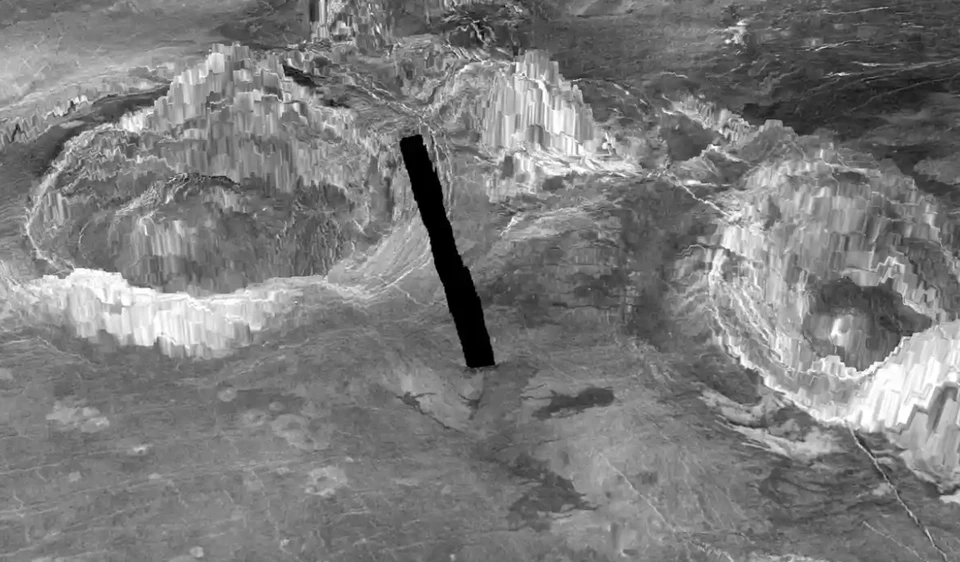 Две короны на поверхности Венеры, которые образуются, когда горячий источник бьет из глубины планеты. Черная линия показывает разрыв в данных изображения.