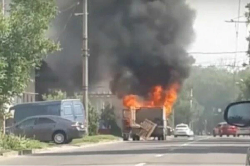 В Ростове сгорел припаркованный на обочине дороги грузовик. Фото: соцсети