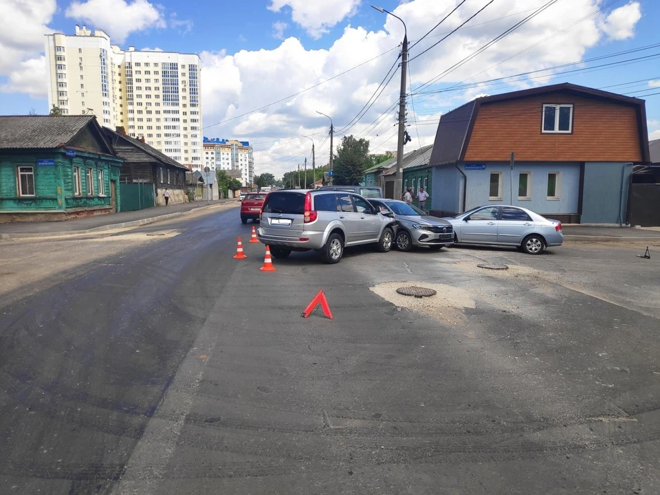 Тройное ДТП с иномарка на перекрестке в Орле: Госавтоинспекция озвучила подробности