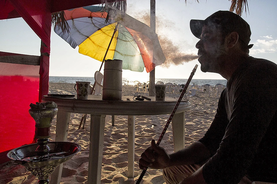 В России запретят курить кальяны на пляжах. Фото: Zuma/TACC