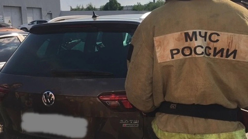 На парковке торгового центра Симферополя в закрытой машине остался годовалый ребенок. Фото: официальный сайт МЧС по РК.
