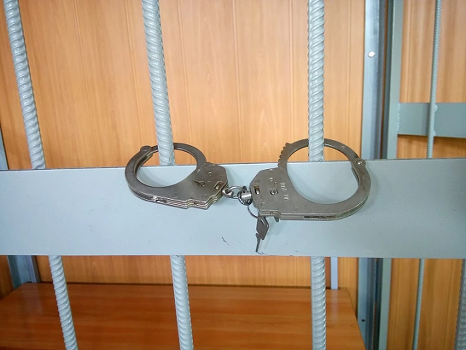 Полицейский избил томича и надел на него наручники, за что был задержан сам.