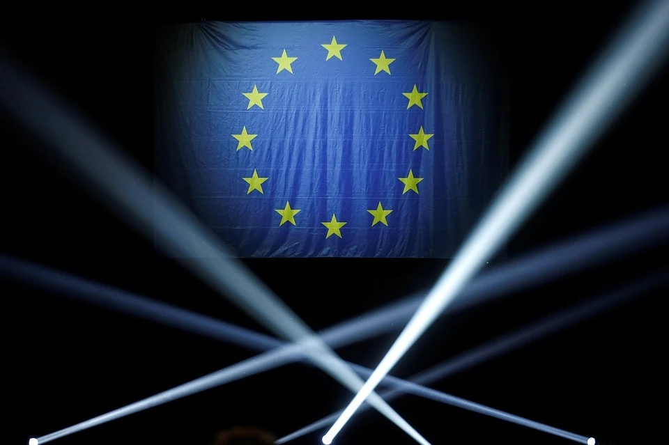 Евро растет на фоне заключения сделки по восстановлению экономики лидерами стран ЕС