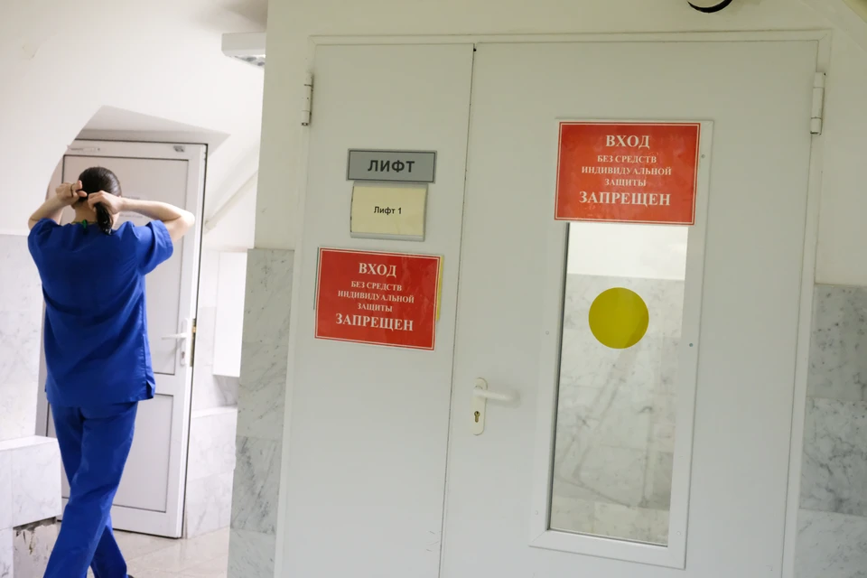 Больше семи тысяч работников больниц заболели коронавирусом в Санкт-Петербурге.