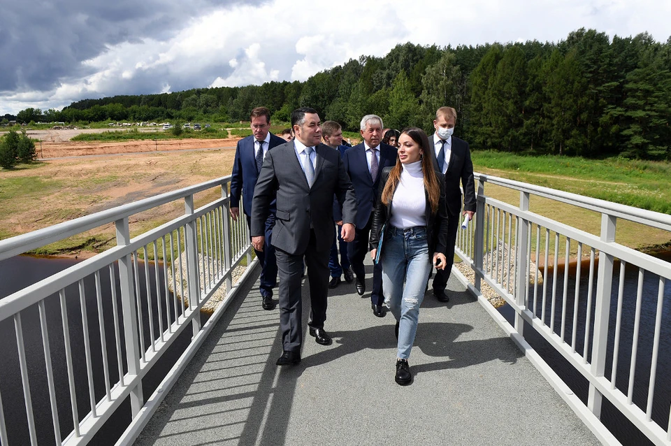 Игорь Руденя и Зарина Догузова прошлись по недавно построенному пешеходному мосту через Дойбицу. Фото: ПТО