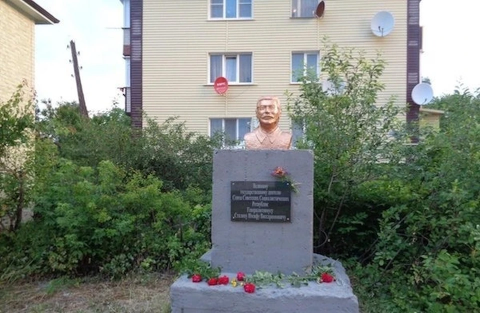 Памятник Сталину жильцы сами установили во дворе многоэтажного дома. Фото из архива Бориса Ташева.