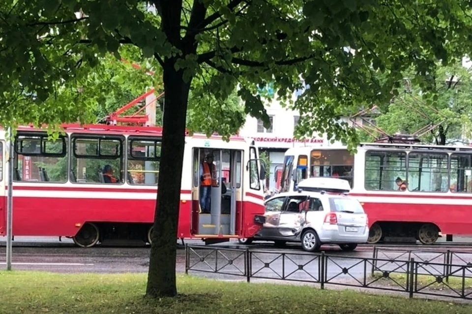 Иномарка попала под трамвай в жестком ДТП в Санкт-Петербурге. Фото: СОЦСЕТИ