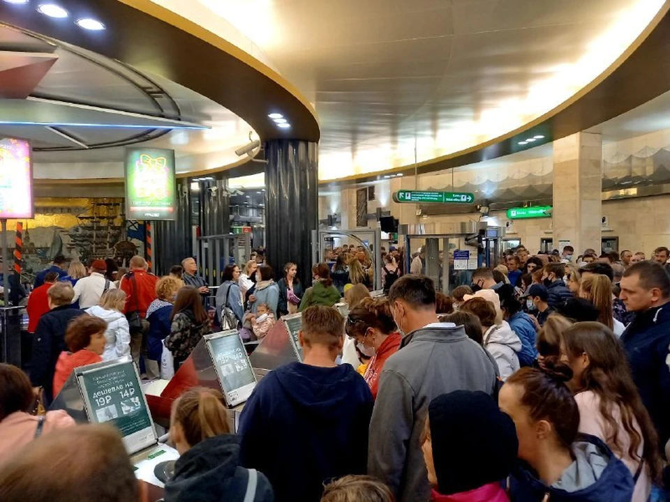 Станцию метро "Адмиралтейская" закрыли в 10:30 26 июля.