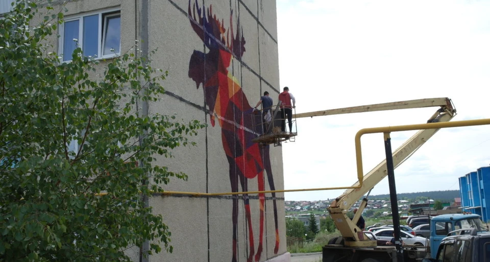 Художникам пришлось использовать спецтехнику, чтобы нарисовать граффити. Фото: Администрация Нязепетровского района