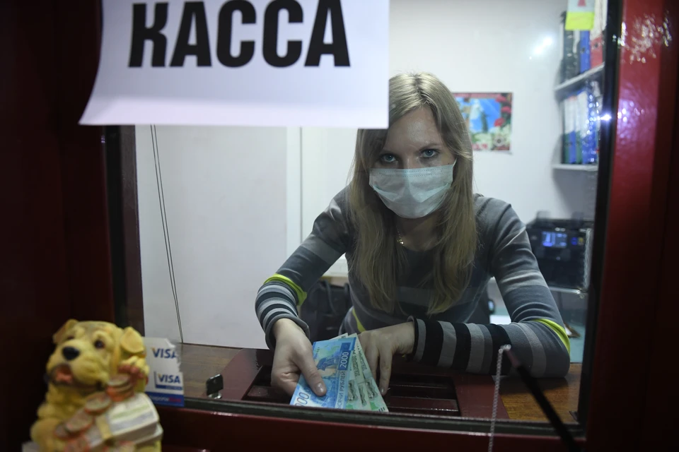 Под разными предлогами экс-директор воровала деньги