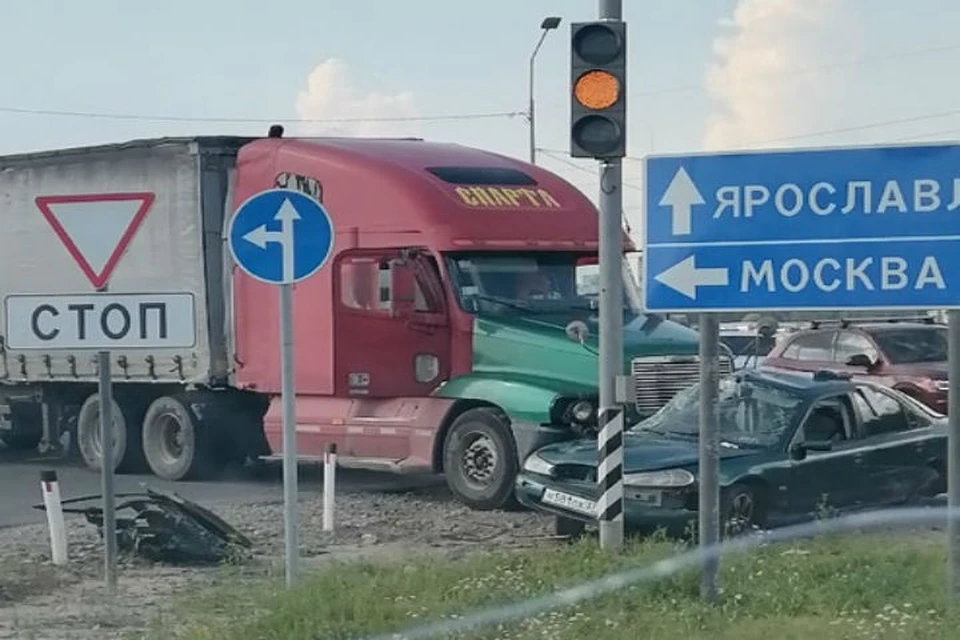 Пострадали мужчина и 3-летняя девочка. ФОТО: группа "Автопортал76" ВКонтакте