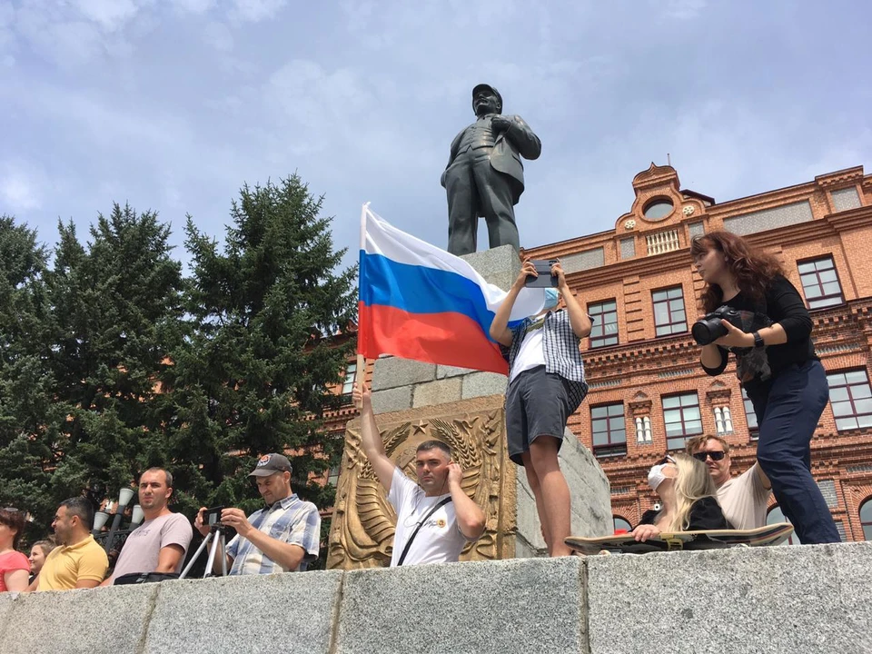 Участники митинга на площади Хабаровска.
