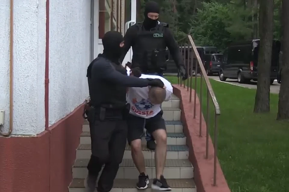 33-х россиян (еще одного доставили с юга страны) уволокли на допрос. Фото: кадр видео