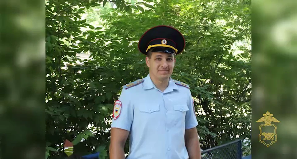 Старшина полиции Иван Прохоров поспешил на помощь женщине с сердечным приступом. Фото: пресс-служба ОМВД России по городу Артему