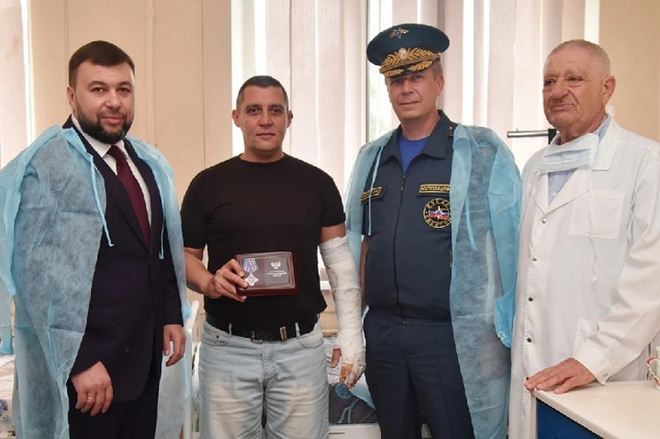 Навестить спасателя приехал и министр МЧС ДНР Алексей Кострубицкий. Фото: denis-pushilin.ru