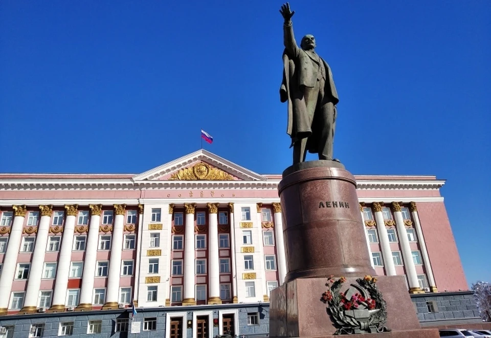 Вход в Дом Советов для посетителей - строго в масках