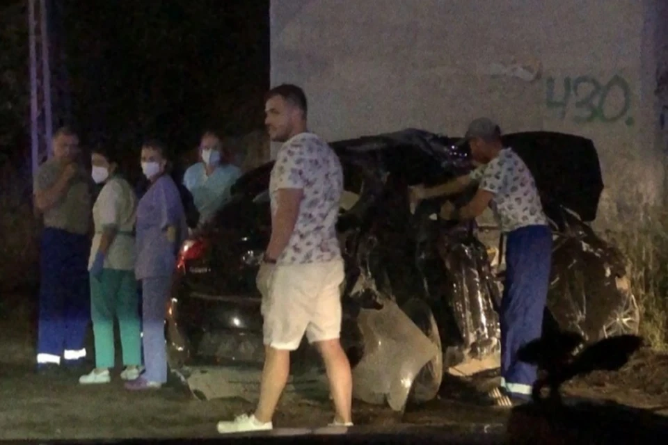Автомобиль врезался в опору моста. Фото: Вовчик Жиловачик / Vk.com