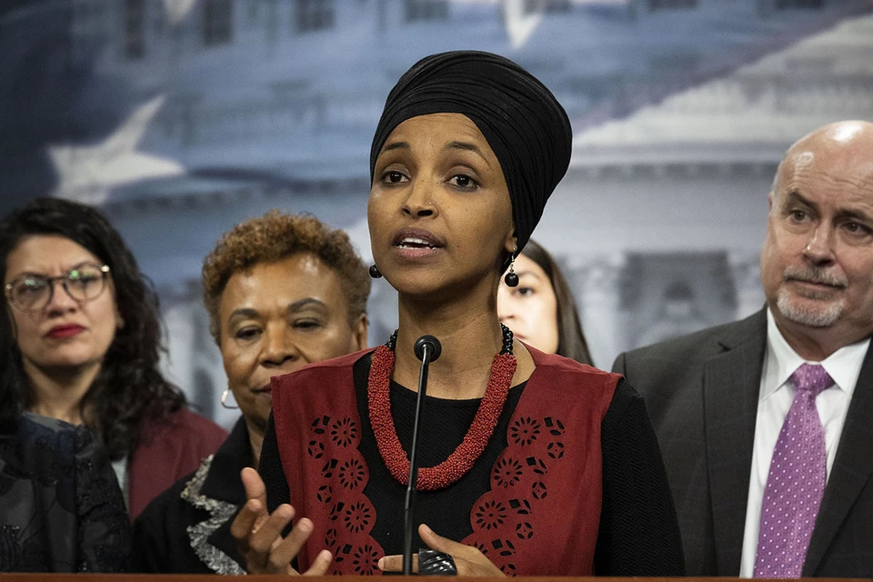 Когда Ильхан Омар только оказалась в Конгрессе США, все восхищались тем фактом, что она стала первой женщиной-мусульманкой в американском парламенте. Сегодня ее считают скандалисткой и антисемиткой.