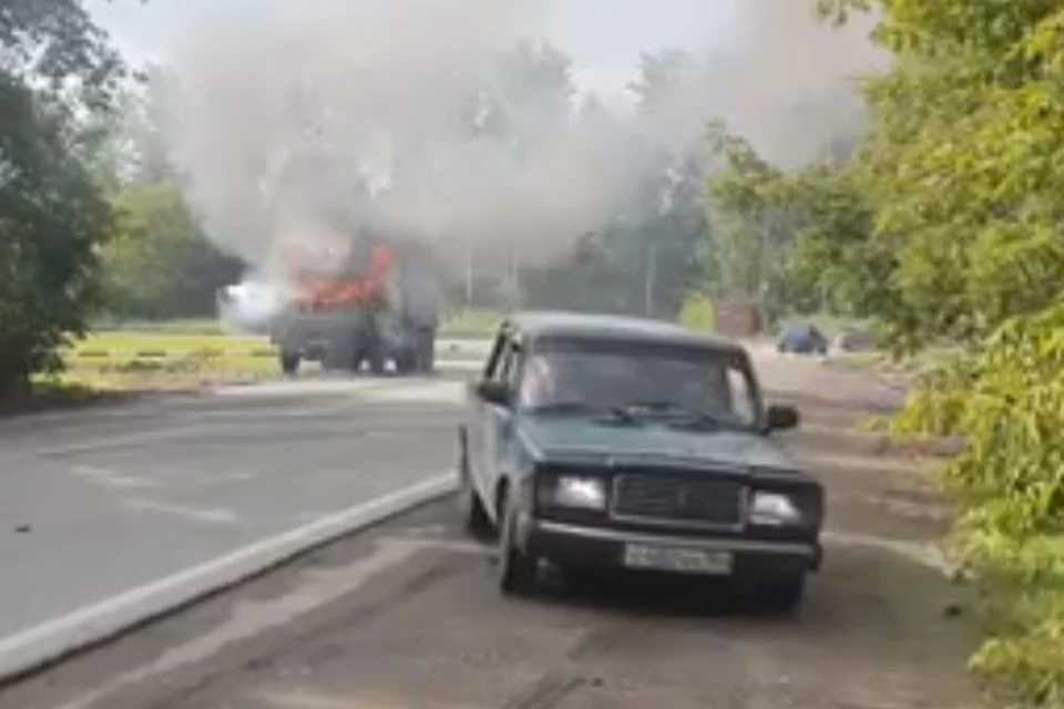 Видео с полыхающим грузвоиком выложил в Facebook новосибирский активист. Фото: Олег Викторович
