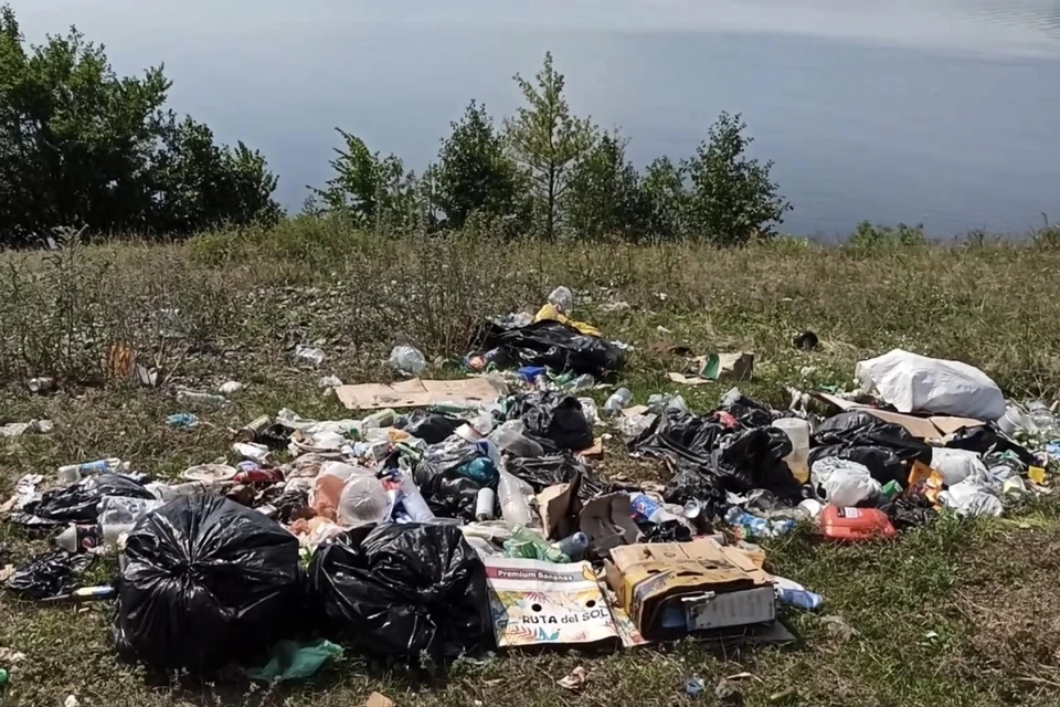 Вот так выглядет берег на Банном. Фото: кадр из видео vk.com/Чёрное&Белое Магнитогорск