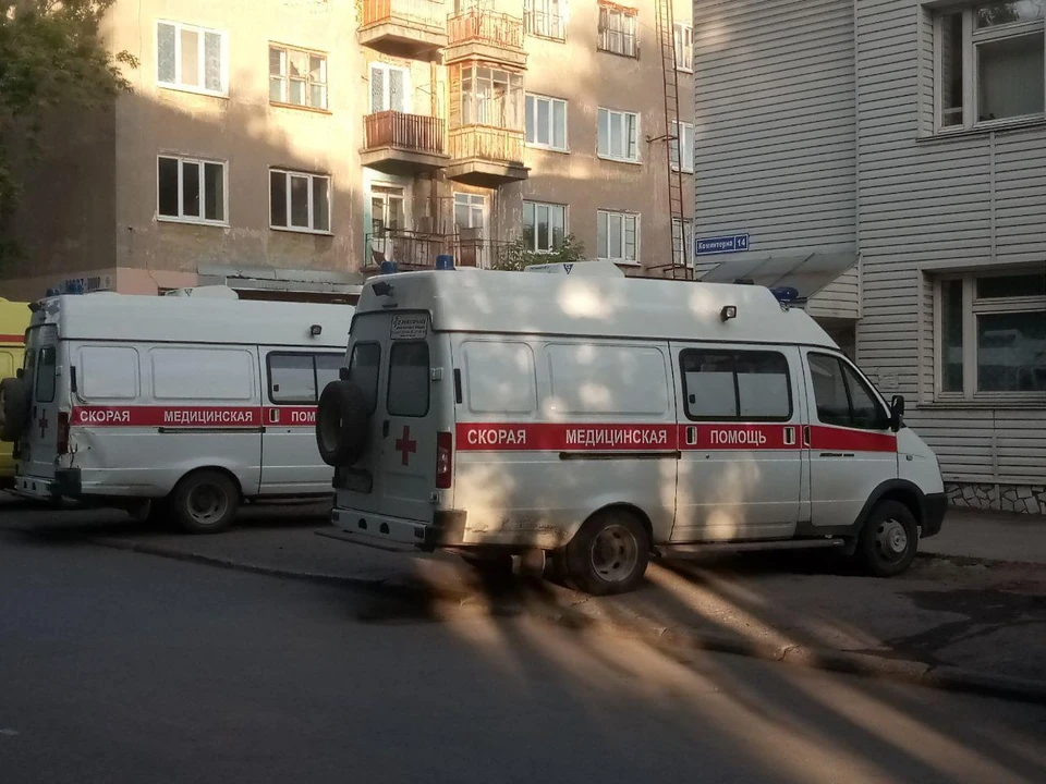 Мужчина остался жив, но с серьезными травмами его отвезла в больницу «скорая помощь».