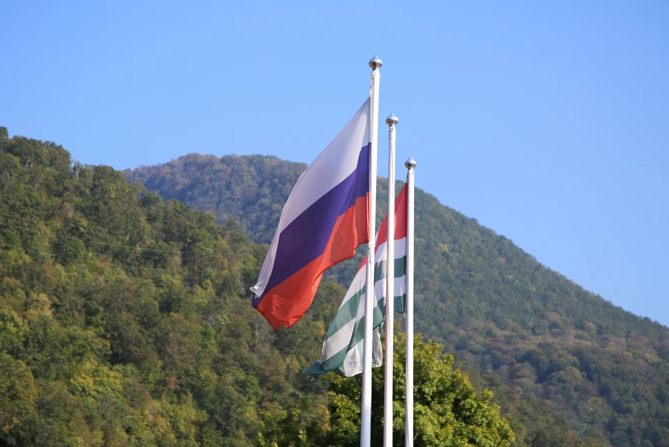 Границу России с Абхазией после открытия пересекли более 700 автомобилей