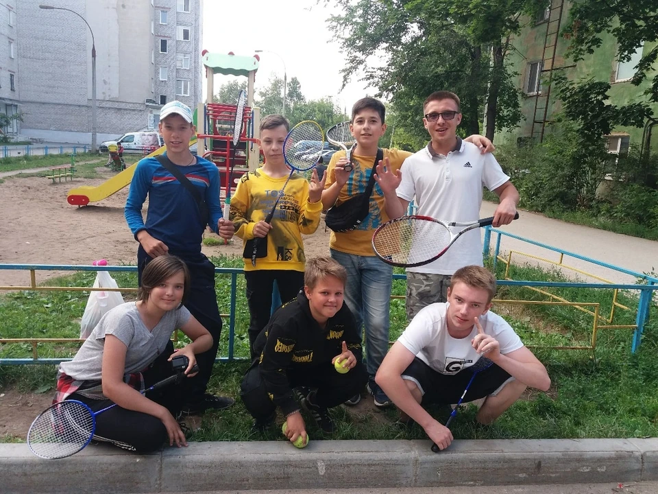 Дмитрий Овчинников в белой футболке справа со своей командой. Фото: Дмитрия Овчинникова.