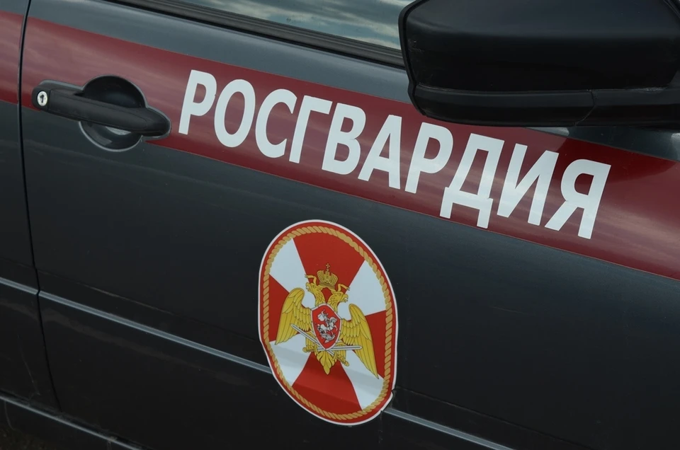 Покидать территорию заправки хулиган отказывался, работники АЗС подали сигнал тревоги