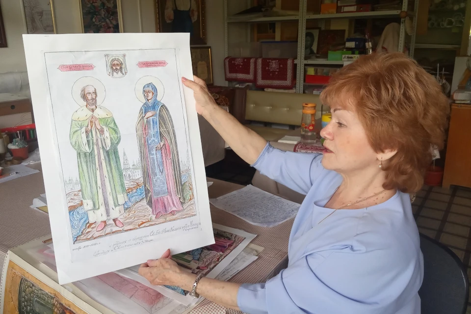 Заслуженный художник РФ Надежда Новожилова показывает эскиз иконы.
