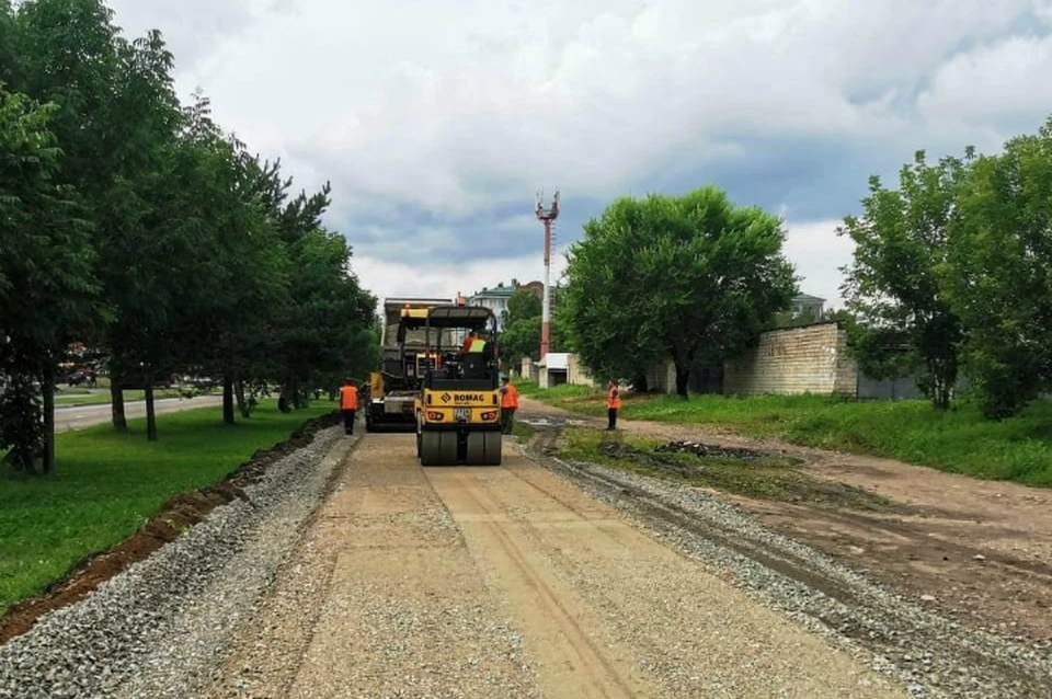 В Биробиджане асфальтируют тротуары по улице Пионерская