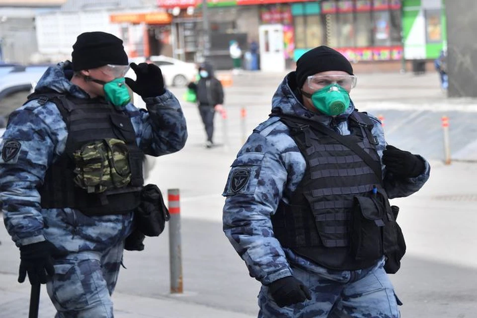 Подозреваемых в убийстве дачника под Новосибирском задержали при силовой поддержке бойцов ОМОНа.