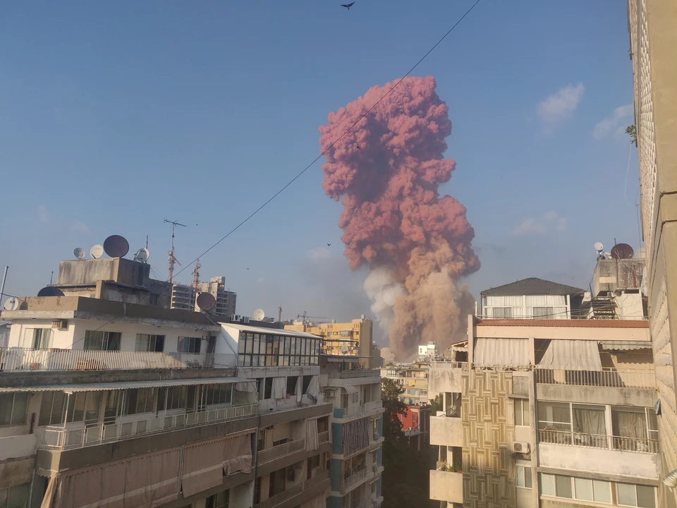 После взрыва над Бейрутом появился красный дым.