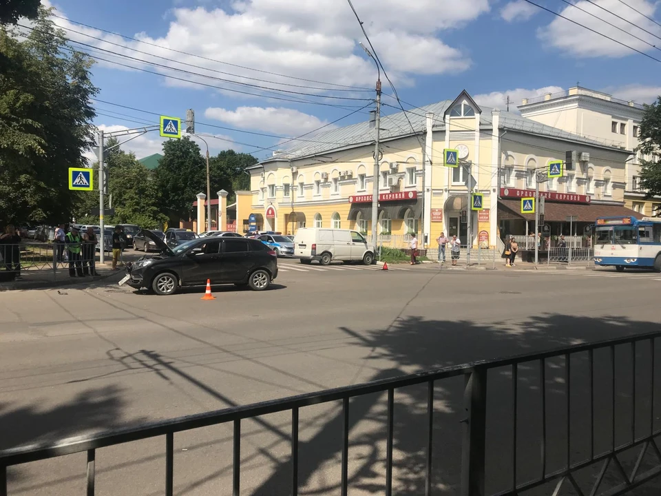 В автомобильной аварии в центре Орла пострадал 17-летний парень. Фото Госавтоинспекции Орловской области.