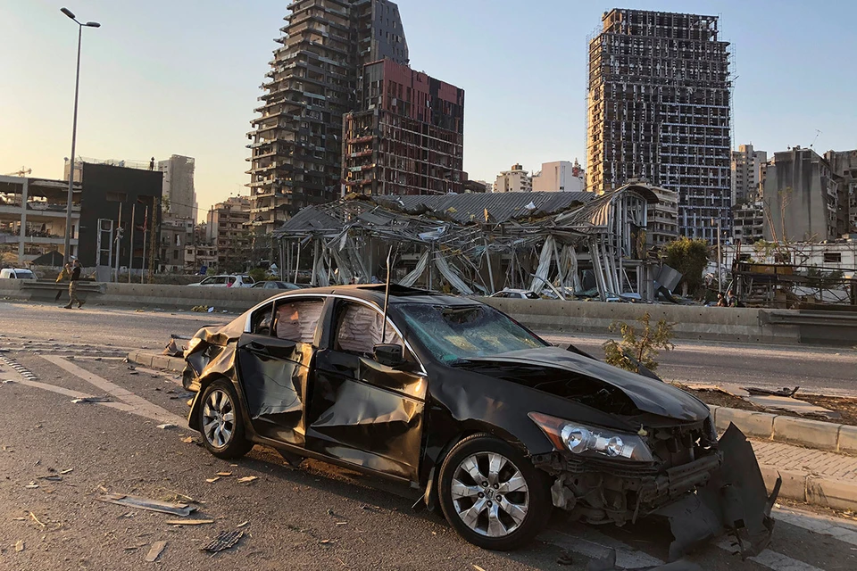 Последствия мощного взрыва в порту Бейрута.