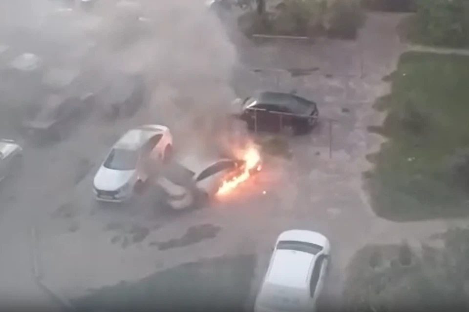 В Заволжском районе сгорели два автомобиля. ФОТО: скриншот с видео группа "Подслушано в Ярославле" ВКонтакте