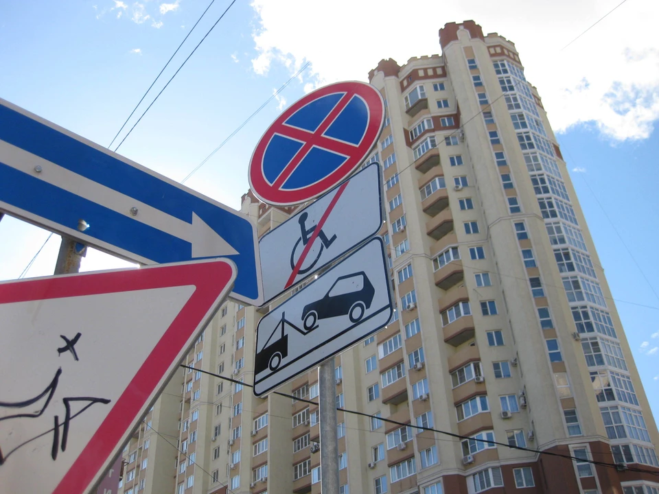 Обычно на парковках есть спецместа для инвалидов, но есть и такие, где инвалидам парковаться запрещено.