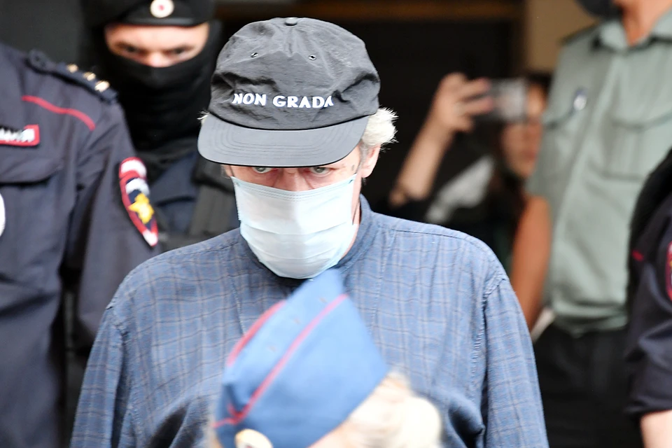В суде Ефремов был в черной кепке с надписью Non Grada - "не оцененный"