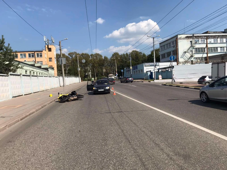 Водитель "Хендай" не уступила дорогу мотоциклисту.