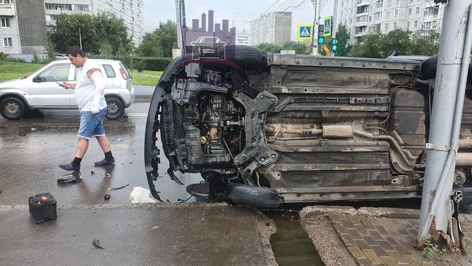 В жестком ДТП с переворотом на Копылова пострадал пассажир такси. Фото: ЧП - Красноярск.