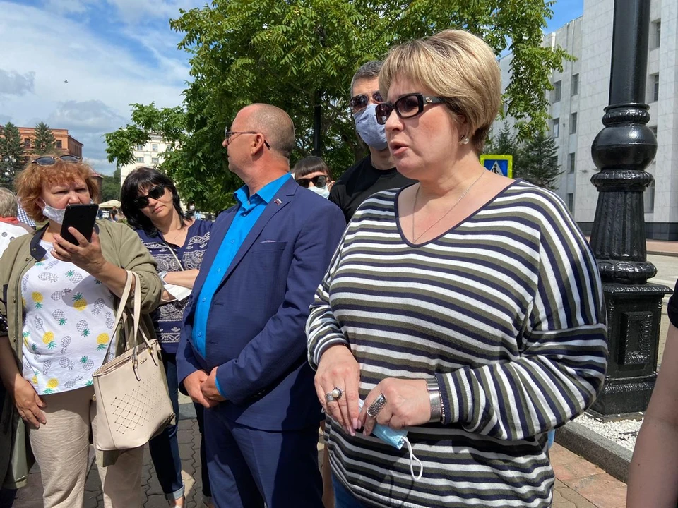 Сенатор Елена Грешнякова встретилась с митингующими в Хабаровске