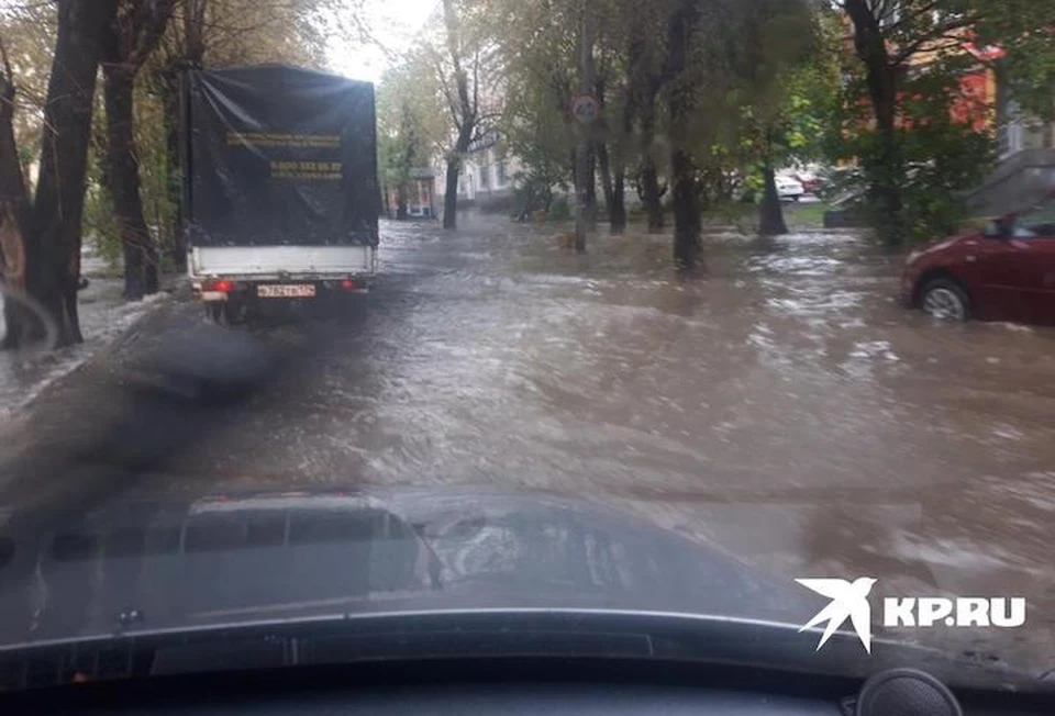 Вода затопила несколько улиц Екатеринбурга.